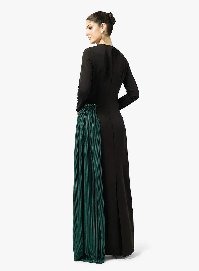 نمشي x فستان عمودي بكسرات مميزة